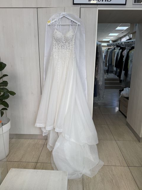 Bela venčanica okačena u radnji Elegant